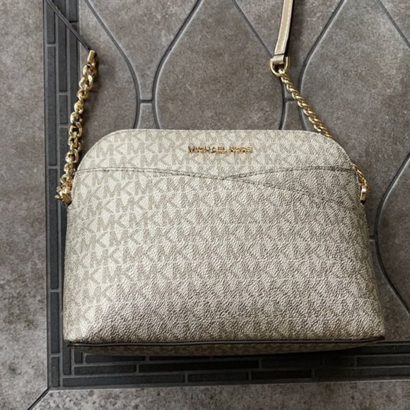 Michael Kors Handbags - Michael Kors Jet Set Travel Medium Dome Crossbody Bag Pale Gold